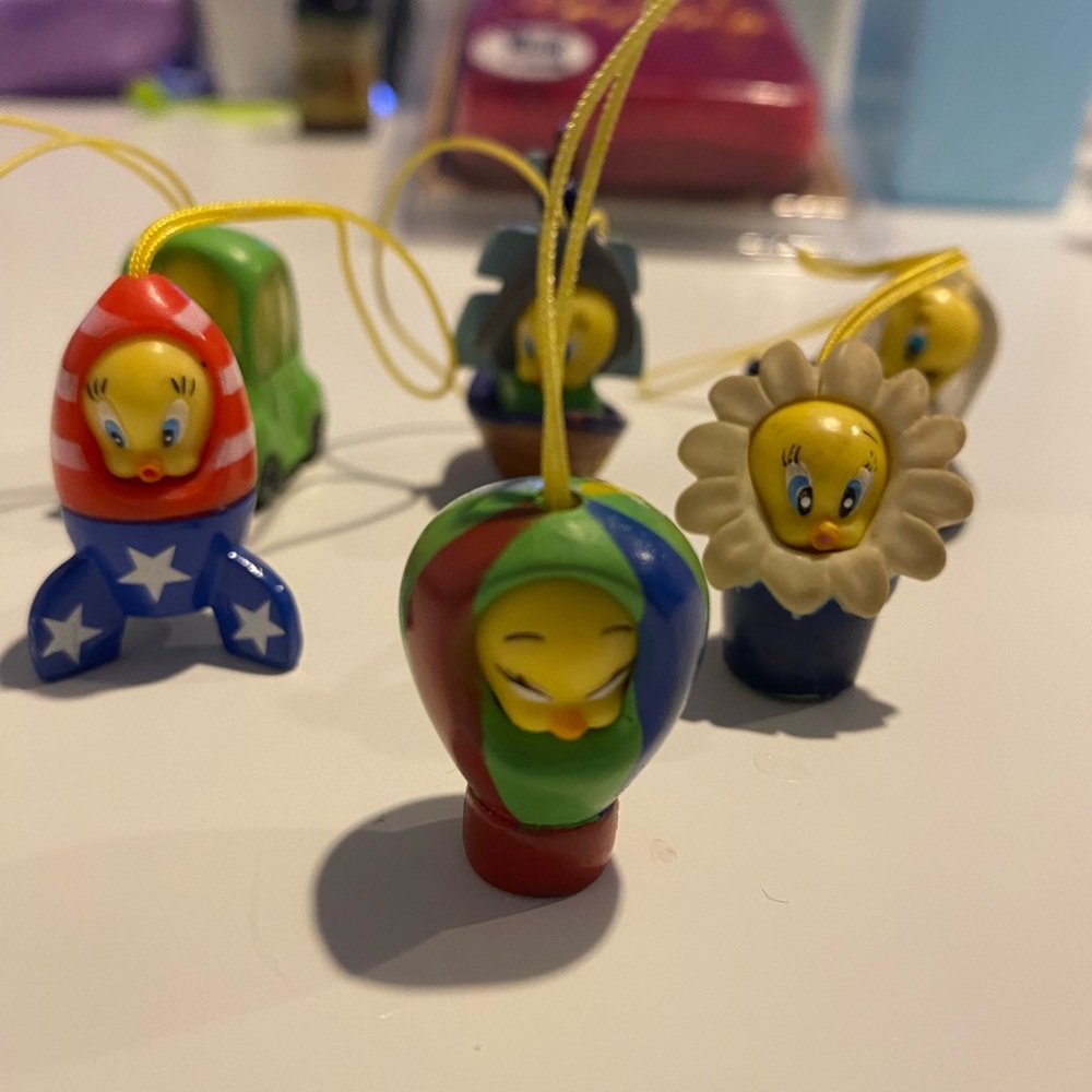 Peek a boo tweety lot of 6 figures